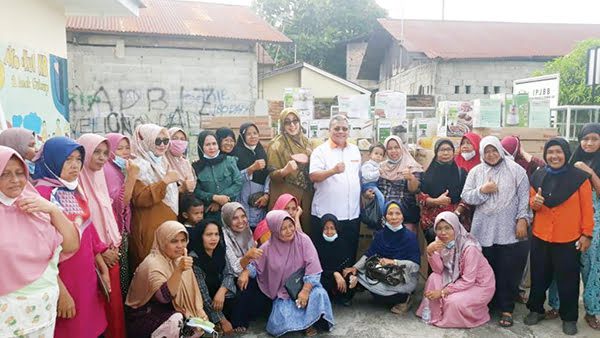 SERAHKAN BANTUAN— Anggota DPRD Padang, Muhidi serahkan bantuan perlengkapan usaha untuk pelaku UMKM di kawasan Jati, Rabu (22/12).