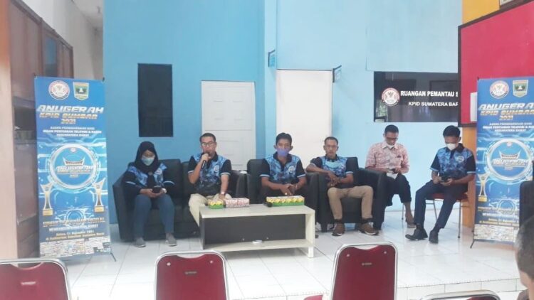 Anugerah KPID Sumbar 2021, Penghargaan Bagi Insan Penyiaran 1 Konfrensi Pers --KPID Sumbar mengadakan konfrensi pers soal kegiatan Anugerah KPID Sumbar 2021 yang dilaksanakan pada 21 Desember 2021. Senin (20/11).