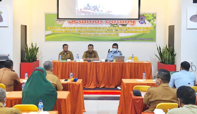 SOSIALISASI— Asisten II Sekdako dan Kadis LH saat sosialisasi RPPLH.