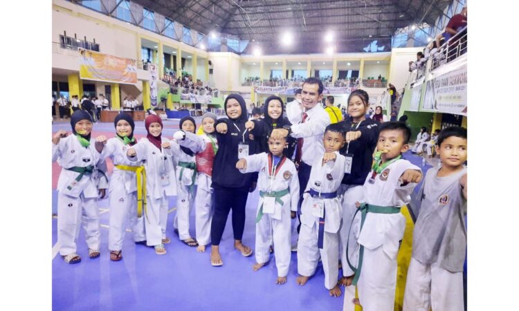 FOTO BERSAMA— Atlet asuhan Dojang Taekwondo Wirabraja Sport Center (SC) foto bersama di kejuaraan Wali Kota Solok Cup III tahun 2021.