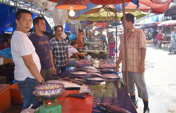 Ketua Ikatan Pedagang Ikan Pasar Raya Padang Awaluddin, di dampingi anngota pedagang ikan yang jualannya sepi pembeli di jalan pasar baru tempat terminal bemo yang lama.