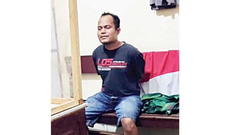 TERPIDANA DITANGKAP— Terpidana pencabulan anak di bawah umur inisial H saat ditangkap oleh tim Kejaksaan Negeri Pasaman Barat di Air Bangis, Kecamatan Sungai Beremas.