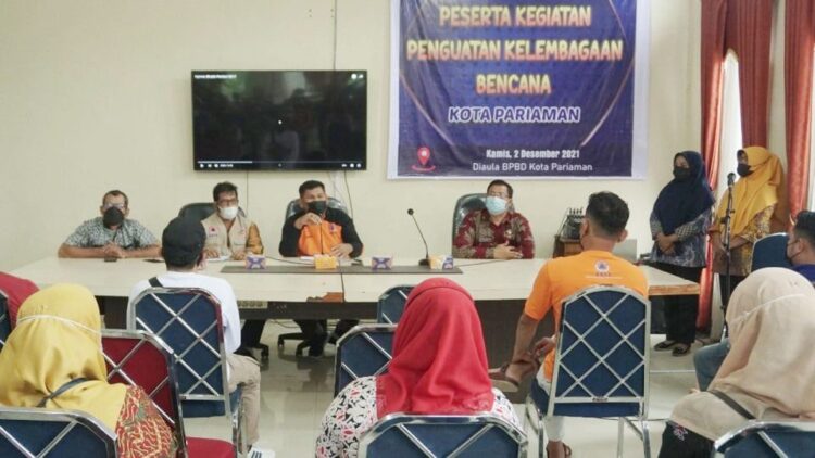 ARAHAN— Kalaksa BPBD Kota Pariaman Azman berikan arahan saat  membuka kegiatan penguatan kelembagaan bencana untuk kelompok siaga bencana se-Kota Pariaman, kemarin.