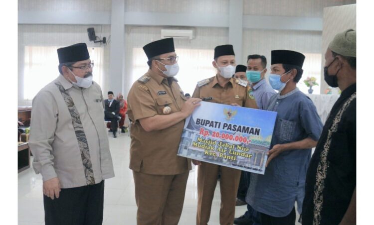DANA HIBAH— Bupati Pasaman Benny Utama saat menyerahkan dana hibah Pemkab Pasaman.