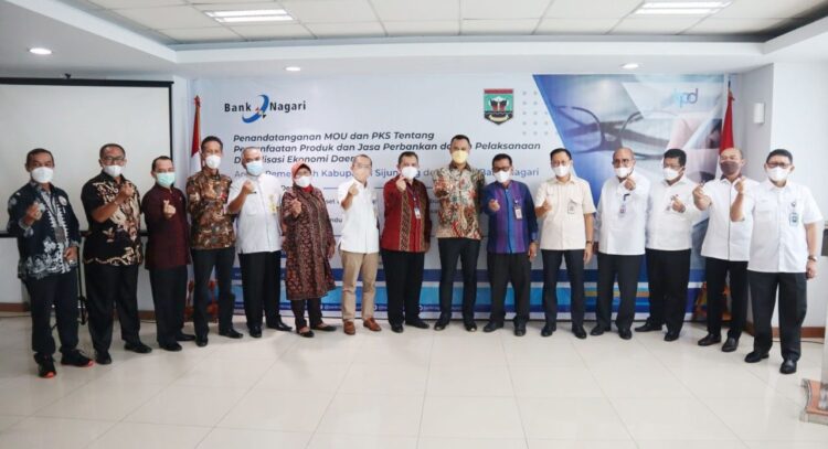 Foto bersama--Direksi Bank Nagari dan Pemkab Sijunjung foto bersama usai MoU tentang pemanfaatan produk dan jasa perbankan dalam digitalisasi ekonomi daerah, Jumat (3/12). 