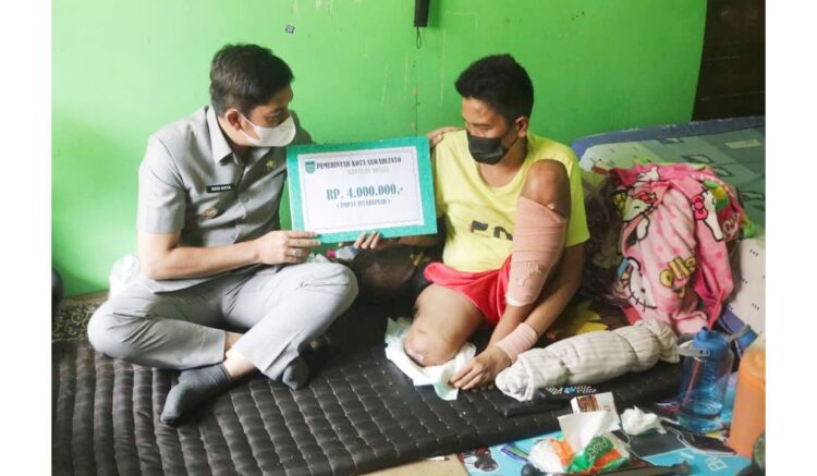 SERAHKAN BANOSO— Wali Kota Sawahlunto Deri Asta menyerahkan bantuan sosial kepada salah seorang warga di Desa Silungkang Tigo, Kecamatan Silungkang.