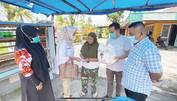 SERAHKAN BANTUAN— Pengurus DPD Gerindra Sumbar menyerahkan bantuan modal dari Anggota DPR RI Andre Rosiade untuk Darmalena di Pauh, Kota Padang.