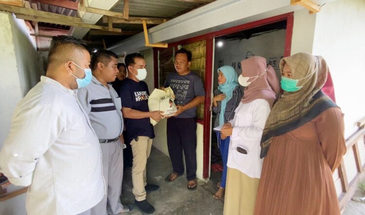 SERAHKAN BANTUAN— Pengurus DPD Gerindra Sumbar menyerahkan bantuan dari Anggota DPR RI Andre Rosiade kepada David, pedagang gorengan di Jati, Padang Timur.