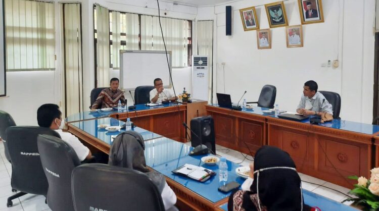 SILATURAHAMI— Kepala Baperlitbang Tanah Datar Alfian Jamrah menyambut baik kunjungan ini sebagai wadah silaturahmi dan berbagi informasi.