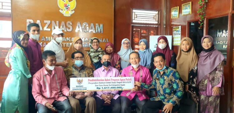 AM, METRO
Baznas Agam menyerahkan zakat sebesar Rp1. 617.400.000 kepada Unit Pengumpul Zakat (UPZ) sekolah di Agam. Zaakt tersebut bakal disalurkan kepada siswa dan guru honor, Kamis (9/12).