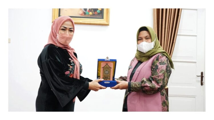 CENDERA MATA— Ny Lise Eka Putra terima cendera mata.