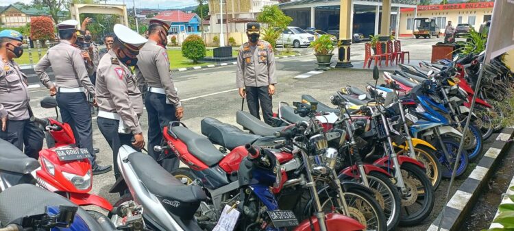 Kapolres Padangpanjang Kerahkan UKL ke Jalan, Puluhan Motor Diamankan di Mapolres 1 CEK BB— Kapolres AKBP Novianto Taryono mengecek barang bukti kendaran motor yang terlibat balap liar di wilayah hukum Polres Padangpanjang di Mako Polres, Senin (6/12).