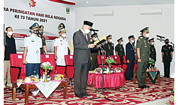 Gelar Upacara di Monumen dan Museum PDRI, Gubernur Sumbar: Bela Negara Butuh Kecintaan, Kesadaran dan Pemahaman Seluruh Generasi 1 BACAKAN IKRAR— Gubernur Sumbar, Mahyeldi Ansharullah membacakan ikrar Bela Negara saat upacara Hari Bela Negara yang dipimpin oleh Dirjend Potensi Pertahanan Kemenhan, Mayjend TNI Dadang Hendrayudha di Monumen dan Museum PDRI di Nagari Koto Tinggi, Kecamatan Gunung Omeh, Kabupaten Limapuluh Kota, Minggu (19/12).