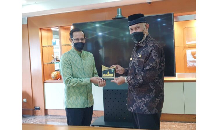 USAI RAPAT— Gubernur Sumbar, Mahyeldi Ansharullah menyerahkan cinderamata usai rapat kerja dengan Mendikbudristek RI, Nadiem Makarim, di Gedung Kemendikbudristek RI, Jakarta, Rabu, (8/12).