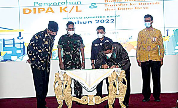 TANDATANGANI-Gubernur Sumbar, Mahyeldi Ansharullah didampingi Kepala Kanwil Ditjen Perbendaharaan Sumbar Heru Pudyo Nugroho, menyerahkan DIPA secara simbolis kepada 17 KPA Satker mewakili Forkopimda, Kantor Pusat Kementerian/Lembaga,  Kantor Daerah dan SKPD Pelaksana Dekonsentrasi/Tugas Pembantuan, Kamis (2/12), di Auditorium Gubernuran Sumbar.