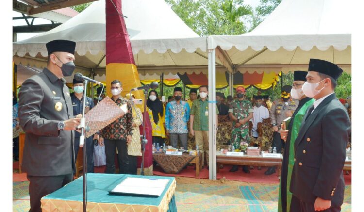 Padang Laweh Selatan Resmi jadi Nagari Definitif, Bupati Benny Dwifa Lantik Penjabat Nagari 1 LANTIK PENJABAT NAGARI— Bupati Sijunjung Benny Dwifa Yuswir meresmikan Nagari Padang Laweh Selatan sebagai nagari definitif sekaligus melantik penjabat nagari, Kamis (2/12).