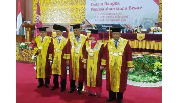PENGUKUHAN GURU BESAR— Rektor Universitas Islam Negeri (UIN) Imam Bonjol Padang, Prof Dr Martin Kustati, M Pd didampingi Wakil Rektor dan Ketua Senat UIN Imam Bonjol Padang Prof Dr H Duski Samad, MPd, bersama tiga guru besar yang sudah dikukuhkan.