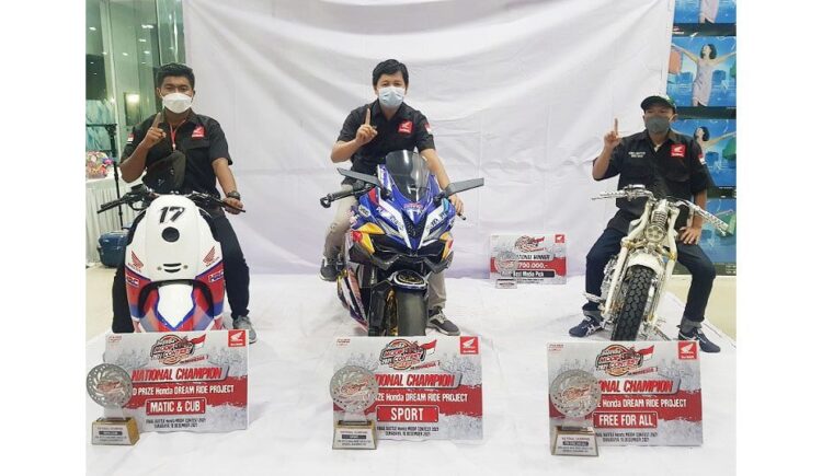 AHM Umumkan Modifikator Terbaik di HMC 2021 1 TERBAIK--Tiga modifikator terbaik pada ajang Final Battle HMC 2021 (Kiri-Kanan) Fikri Alhudari dari Pekanbaru, Riau sebagai pemenang pada kelas Matic & Cub, Jonny Fressaner dari Pontianak, Kalimantan Barat untuk kategori sport, dan Rifai Nurhasan dari kota Wonogiri, Jawa Tengah sebagai modifikator terbaik pada kelas Free For All (FFA).