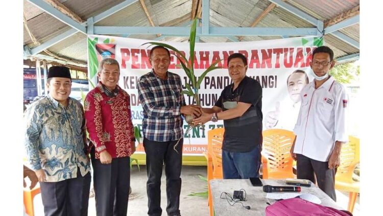 SERAHKAN BIBIT— Anggota DPRD Padang Muzni Zen menyerahkan bibit kelapa genjah pandan wangi kepada kelompok tani di Kuranji melalui Ketua LPM Kuranji/MPA KAN Kuranji Irwan Basir disaksikan Kepala Dinas Pertanian Kota Padang Syahrial Kamat dan Sekretaris MUI Kota Padang Mulyadi Muslim.