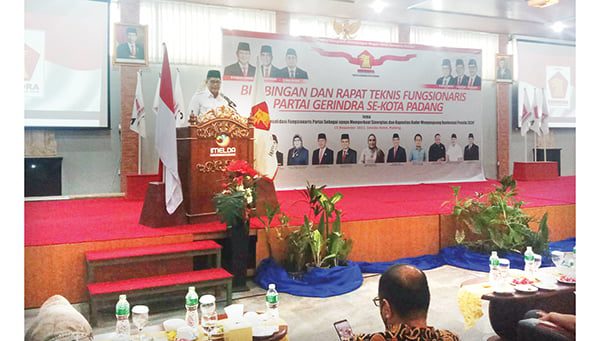 BIMTEK DAN RAPAT TEKNIS— Ketua DPC Partai Gerindra Kota Padang Syafrial Kani memberikan arahan kepada kader Gerindra yang mengikuti bimtek dan rapat teknis di Imelda Hotel, Senin (13/12).
