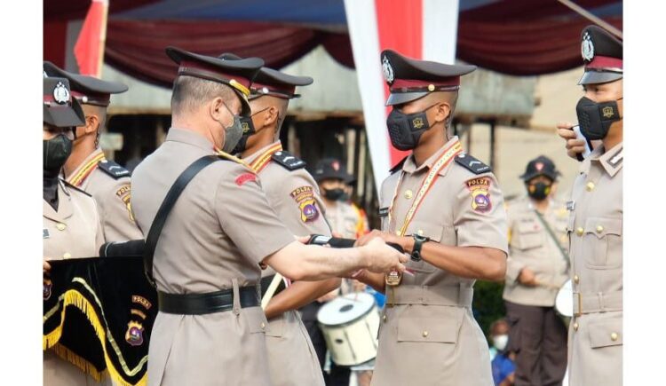 MELANTIK-Kapolda Sumbar Irjen Pol Teddy Minahasa saat melantik 421 Bintara Polri yang sudah menyelesaikan pendidikan di SPN Padang Besi.