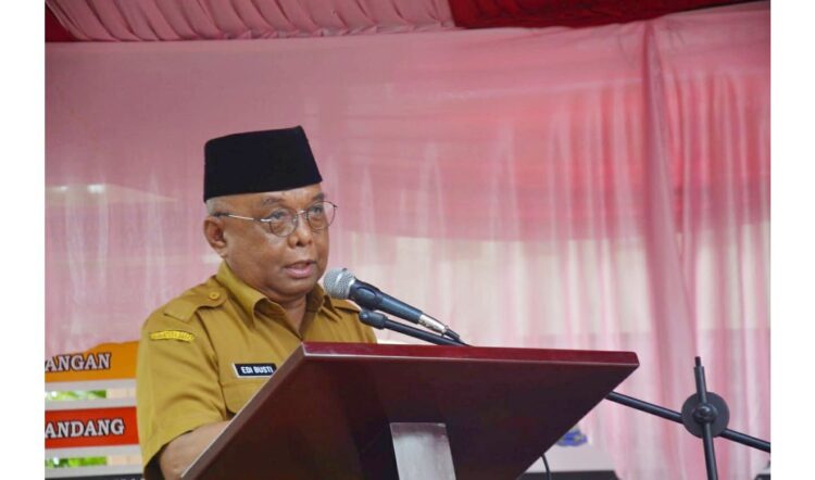 BUKA MTQ--Bupati Agam melalui Sekretaris Daerah Kabupaten Agam, Edi Busti  saat membuka MTQ Nasional V tingkat Nagari Lubuk Basung.