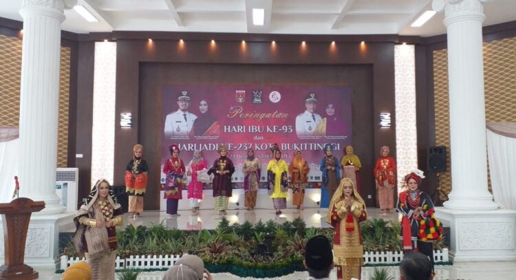 Puncak Peringatan Hari Ibu Kota Bukittinggi ke 93 Meriah 1 MERIAH— Puncak peringatan Hari Ibu ke-93 tingkat Kota Bukittinggi berlangsung semarak dan meriah.