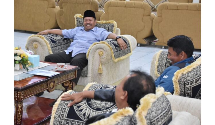 UNDANGAN KHUSUS--Bupati Agam, Dr. H. Andri Warman mendapat undangan khusus dari panitia khatam Al-Quran TPA An Nur Tanjuang Alam Jorong Jambu Aia Banuhampu.