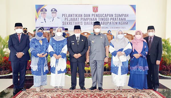 FOTO BERSAMA— Bupati Agam Dr H Andri Warman MM dan Wakil Bupati Irwan Fikri SHberfoto bersama usai pelantikan Drs. H. Edi Busti MSi sebagai Sekda Agam.
