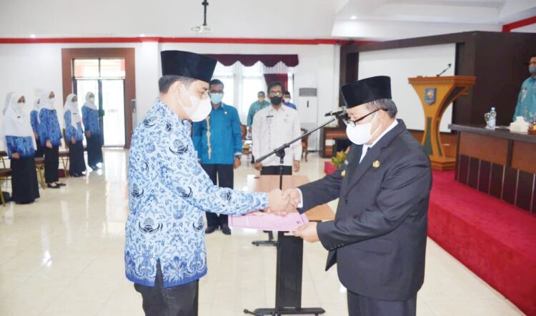 SERAHKAN SK— Bupati Agam Andri Warman menyerahkan SK pengangkatan PNS kepada 93 pegawai di lingkungan Pemkab Agam.