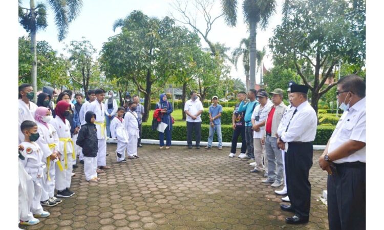 PELEPASAN ATLET— Bupati Agam Andri Warman melepas 40 atlet taekwondo Luak Agam yang bakal memperebutkan trophy Wali Kota Solok Cup tahun 2021.