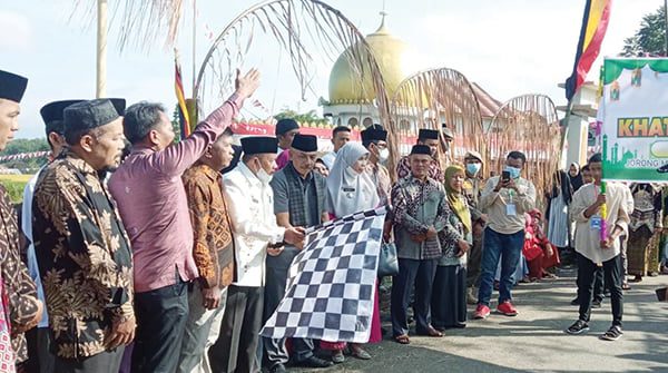 LEPAS PAWAI— Bupati Agam Andri Warman melepas pawai Khatam Al Quran di beberapa nagari di Kabupaten Agam. Acara ini merupakan salah satu bentuk menyemarakkan Al quran di tengah masyarakat.