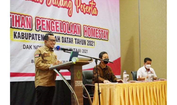 Homestay jadi Strategi Geliatkan Pariwisata di Tanah Datar 1 SAMBUTAN— Bupati TAnahdatar Eka Putra berikan sambutan saat buka pelatihan homestay.