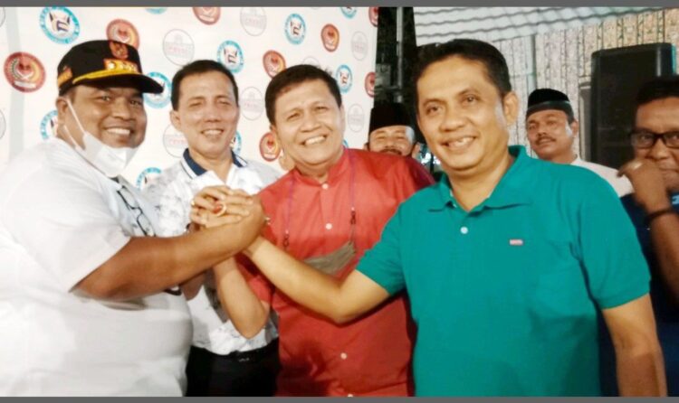 Suhatri Bur Apresiasi Kejurda Bola Voli Trofi FKAN Cup 2021 1 SALAM KOMANDO— Bupati Padangpariaman Suhatri Bur salam komando dengan Wakil Ketua Komisi I DPRD Sumbar Evi Yandri Rj Budiman.