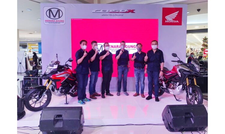 LUNCURKAN -Pimpinan manajemen PT Menara Agung meluncurkan Hond New CB150X di Basko Grandmall Padang.