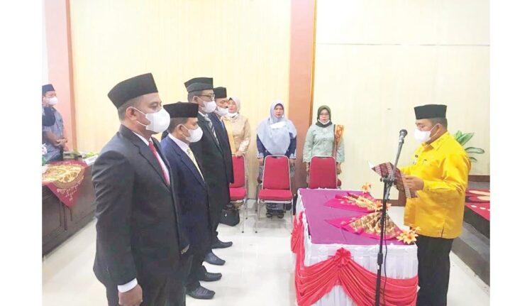 PELANTIKAN WALI NAGARI PERSIAPAN— Camat Lubuk Basung Ade Harlien melantik empat Pj Wali Nagari Persiapan di Kantor Nagari Lubuk Basung, di Kantor Nagari Lubuk Basung.