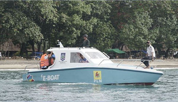 PLN Peduli Dukung Ekosistem Kendaraan Listrik, Kolaborasi dengan IKM Ciptakan E-Boat 1 PLN melalui program Tanggung Jawab Sosial Lingkungan PLN Peduli membantu Industri Kecil Menengah di Provinsi Nusa Tenggara Barat (NTB) dalam menciptakan perahu listrik (E-Boat).