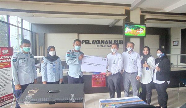BRI Kanca Khatib Sulaiman menyerahkan bantuan CSR Sarana layanan publik berupa  kursi tunggu, perangkat komputer, printer, dll ke Instansi Rutan Kelas II Anak Air Kota Padang.
