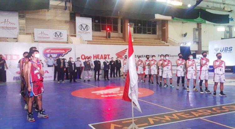 PARTAI FINAL—Tim bola basket SMA Don Bosco Padang saat berhadapan dengan SMA 3 Bukittinggi pada partai final Honda DBL 2021 di Padang.
