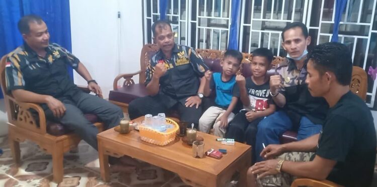 KUNJUNGI KORBAN— Ketua Dewan Pimpinan Daerah ( DPD) PEKAT IB Kabupaten Pesisir Selatan Nasotion dan pengurus lain sedang  berada di rumah korban Andika.
