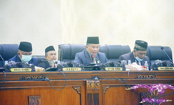 DPRD-Pemkab Agam Tutup Masa Sidang 2021, Telah Bahas Sebanyak 45 Ranperda 1 TUTUP SIDANG— Pimpinan DPRD Agam bersama Pemkab Agam menutup masa persidangan paripurna tahun 2021, di gedung DPRD, Senin (20/12).