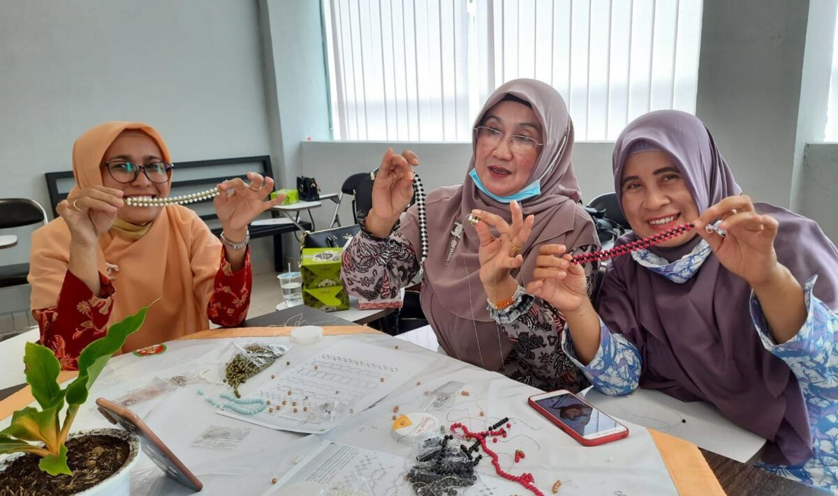 DWP Payakumbuh dilatih buat konektor rajut untuk masker
