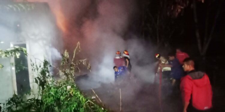 Pemadam Kebakaran Kota Payakumbuh memberikan bantuan pemadaman dan penyelamatan atas peristiwa kebakaran yang terjadi di Jorong Padang Jariang, Kecamatan Situjuah Limo Nagari, Kabupaten Limapuluh Kota, Rabu (8/12).