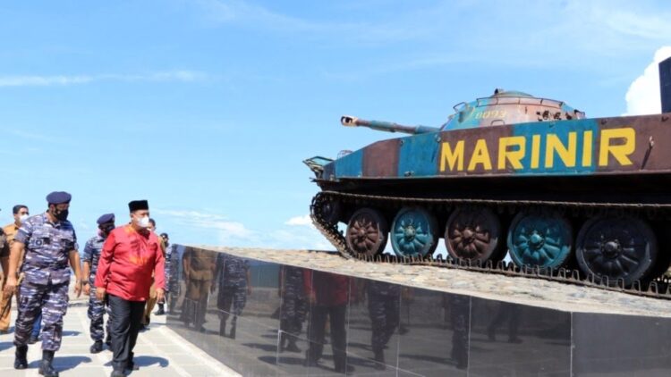 TINJAU—Danlantamal II Laksma TNI Endra Sulistiyono didampingi Wawako Mardison Mahyuddin meninjau monumen Marinir.