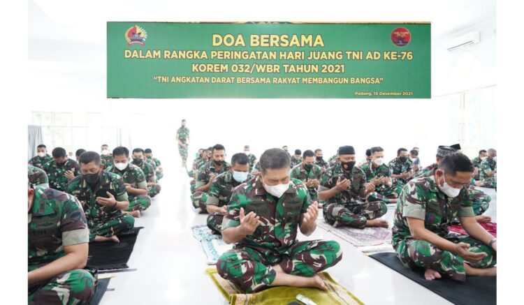 BERDOA— Danrem 032/Wbr  Brigjen TNI  Arief Gajah Mada menadahkan tangan dan berdoa saat peringatan Hari Juang ke-76 tahun dengan tema “TNI Angkatan Darat Bersama Rakyat Membangun Bangsa”.