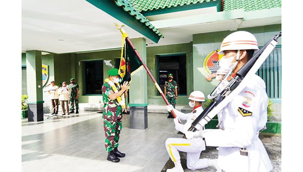 TRADISI PENCIUMAN TUNGGUL—  Danrem 032/Wbr Brigjen Purmanto melakukan tradisi penciuman tunggul wirabraja sebagai tanda masuk satuan Korem 032/Wbr, Jumat (24/12).
