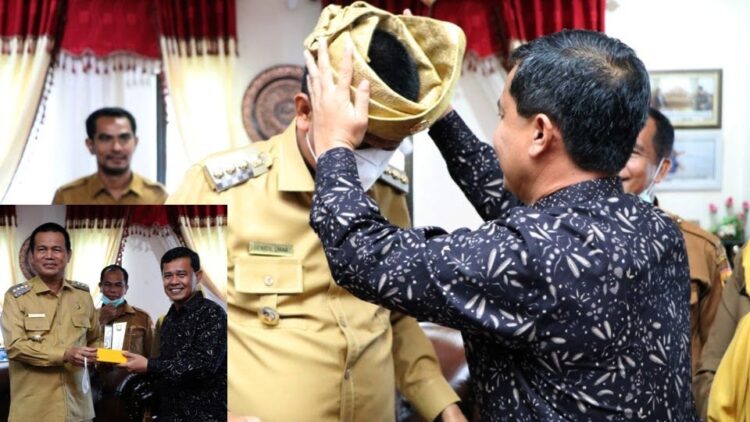 SAMBUT—Wali Kota Pariaman Genius Umar sambut tamunya dari Kabupaten Deli Serdang.