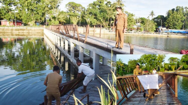 Destinasi Wisata Pauh Rusak Berat 1 RUSAK— Kepala Dinas Pariwisata dan Kebudayaan (Disparbud) Kota Pariaman, Dwi Marhen Yono saat meninjau ke lokasi objek wisata Pauh yang mengalami kerusakan.