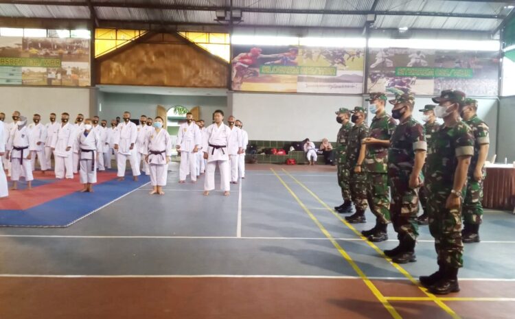 RESMIKAN— Brigjen TNI Arief Gajah Mada meresemikan Dojo INKAI Korem 032/ Wirabraja di lapangan di lapangan tenis indoor Makorem 032/ Wbr m, Sabtu (18/12).