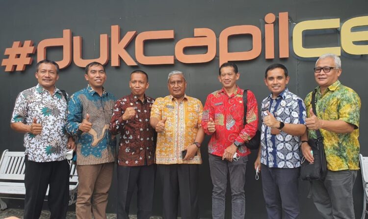 FOTO BERSAMA— Kepala Dinas Kependudukan dan Pencatatan Sipil Muhammad Fadhly bersama tamu usai kegiatan.